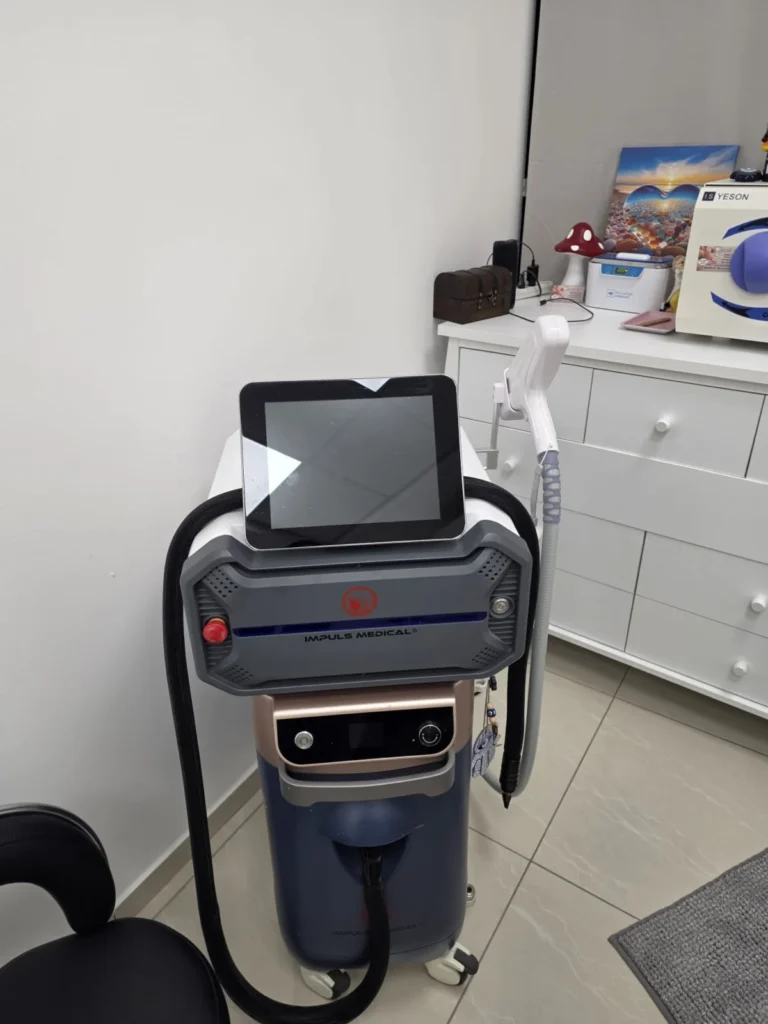 מכשיר הלייזר Impuls Medical בחדר הטיפולים
